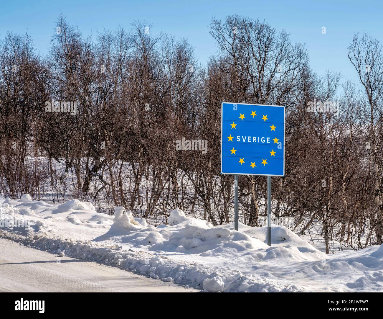 La información sobre la frontera de la Unión Europea, señal de carretera en  la frontera de Suecia Noruega, en la aduana sueca. Día soleado en invierno  en las montañas escandinavas Fotografía de