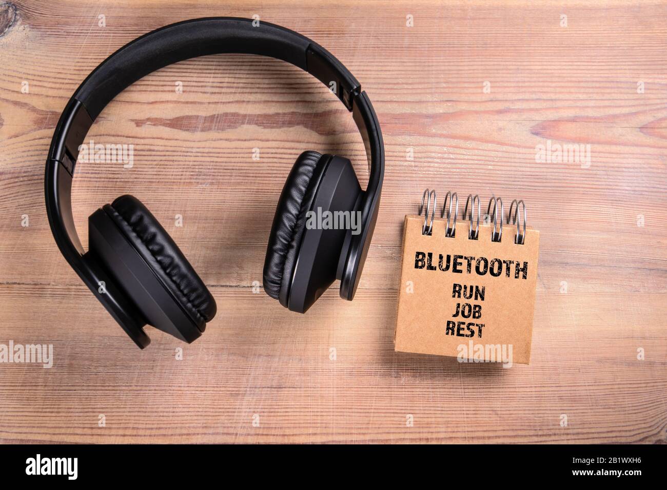 auriculares bluetooth con cable e inalámbricos Fotografía de stock - Alamy