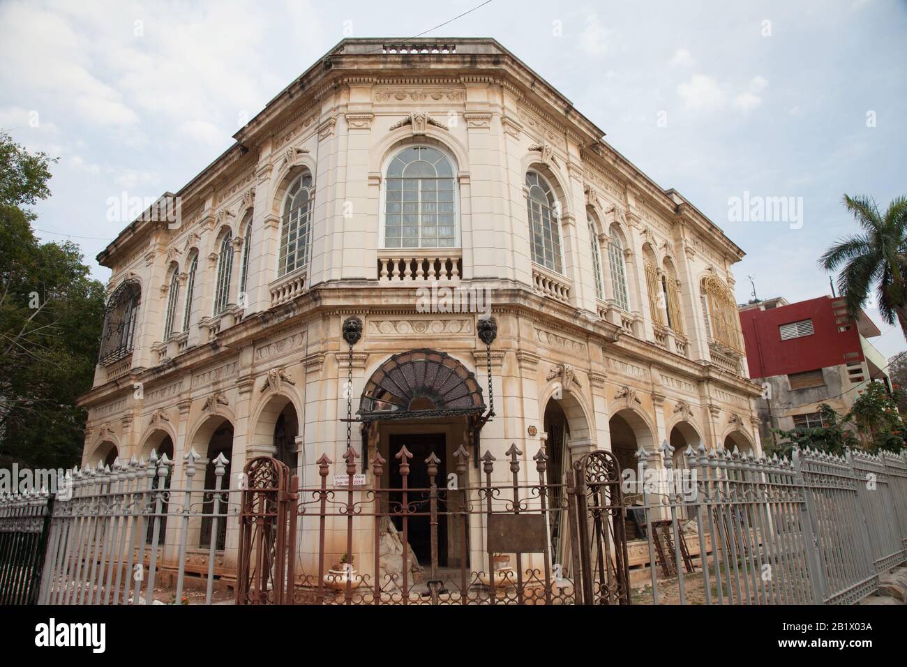 Un hermoso edificio histórico en la Habana, Cuba, está cercado mientras se está restaurando y reparando. Foto de stock