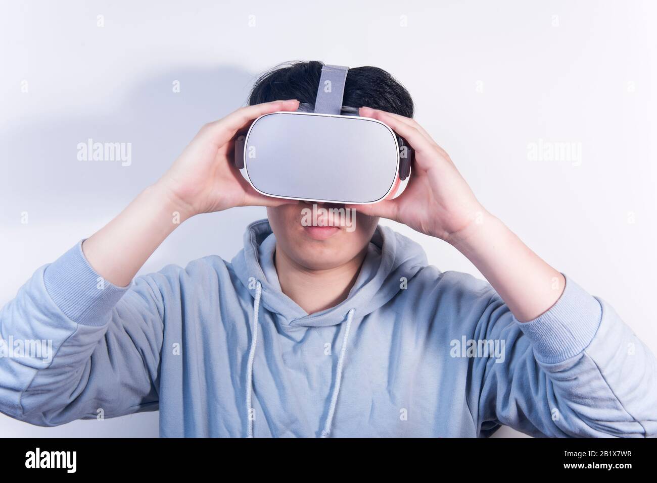 Personas que utilizan la realidad virtual vr y gafas para ver el vídeo  Fotografía de stock - Alamy