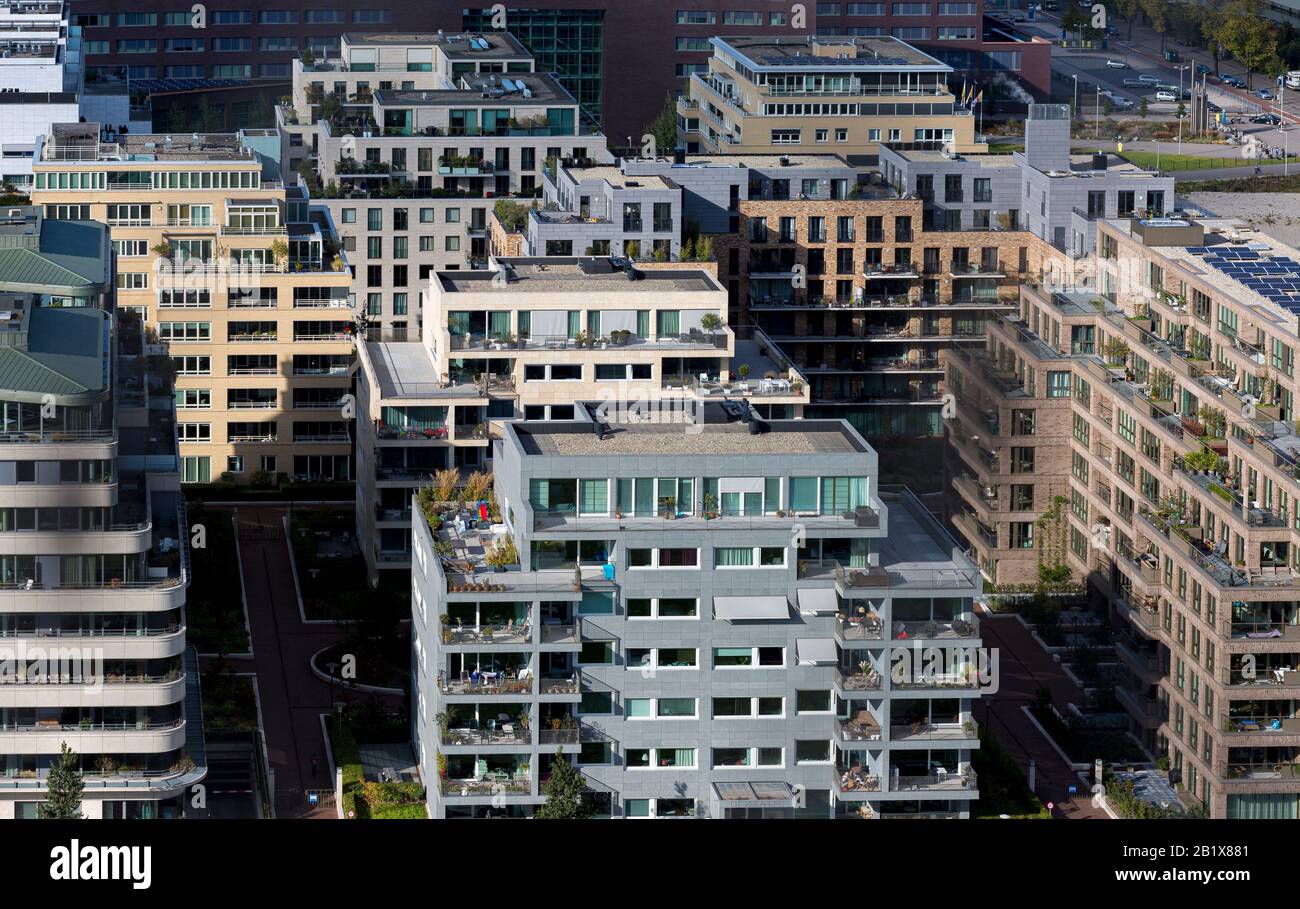 Variación de edificios residenciales de apartamentos de lujo y arquitectura moderna comercial en la zona portuaria de Ámsterdam vista desde un punto de vista privilegiado Foto de stock