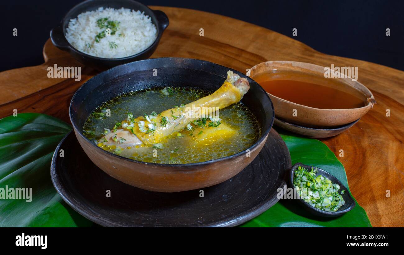 Sopa de pollo, comida típica ecuatoriana. Esta sopa viene con una
