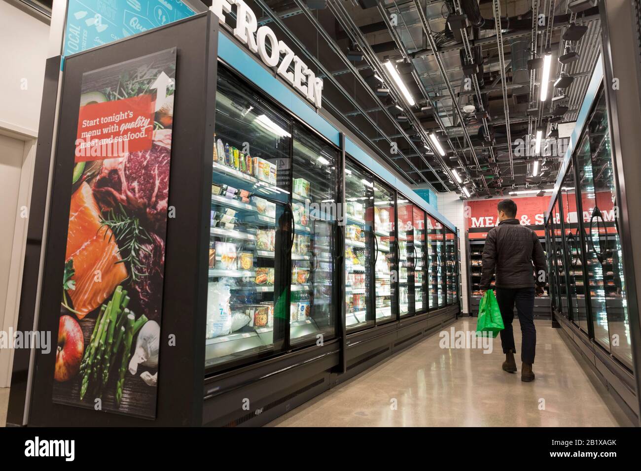 Un cliente compra en Amazon Go Grocery el 27 de febrero de 2020. El primer supermercado  sin caja de tamaño completo de la compañía tecnológica abrió sus puertas en  el barrio Capitol