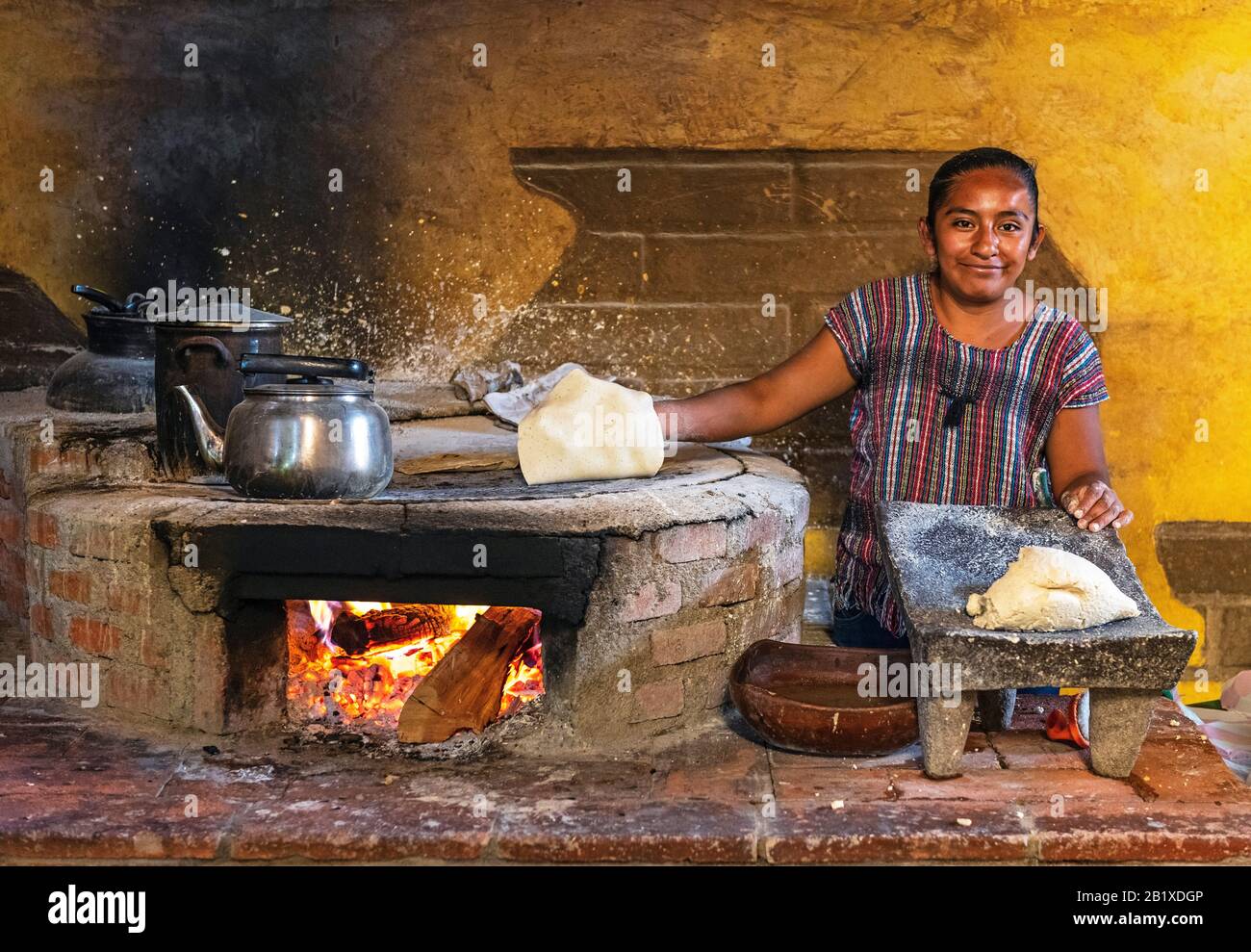 Mujer cocinando comida mexicana fotografías e imágenes de alta resolución -  Alamy