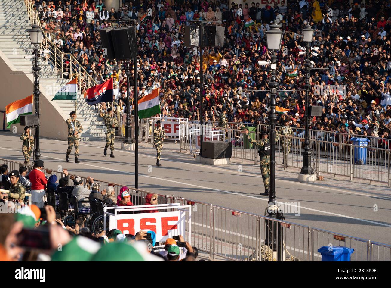 Attari, India - Febrero 8, 2020: Miembros de la Fuerza de Seguridad Fronteriza de la India comienzan el desfile en la ceremonia de Clausura Fronteriza de Wagah con Pakistán Foto de stock