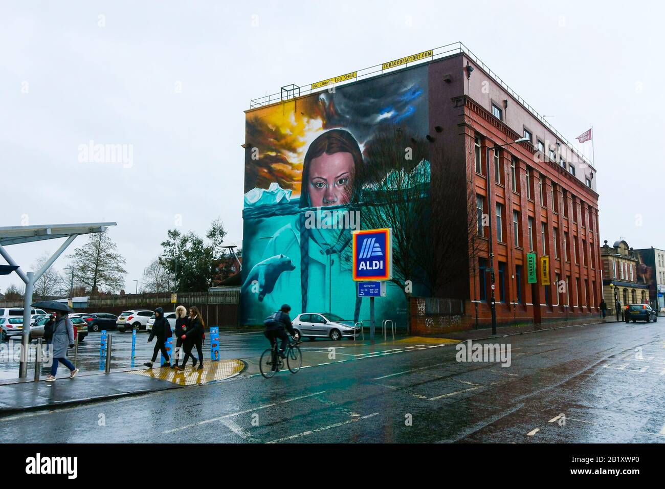 Bristol, Reino Unido. 28 de febrero de 2020. El Mural de Greta Thunberg pintado por el artista de Bristol Jody Thomas en una pared de la fábrica de tabaco en Southville, Bristol, Reino Unido. Greta Thungberg se espera que la visite después de asistir a la huelga de jóvenes de Bristol Para la protesta por el Clima esta mañana. Crédito De La Imagen: Graham Hunt/Alamy Live News Foto de stock