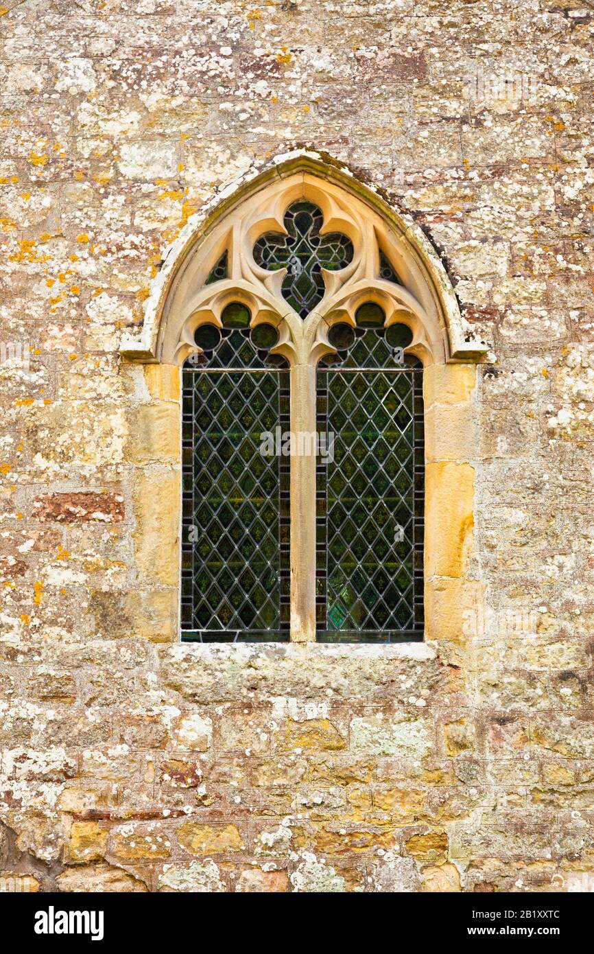 Medieval arco iglesia ventana, Inglaterra, Reino Unido Foto de stock