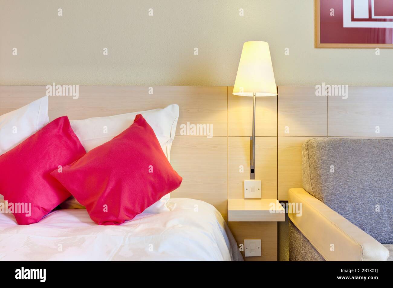 Habitación básica de motel con cama y mesita de noche, Inglaterra, Reino Unido Foto de stock