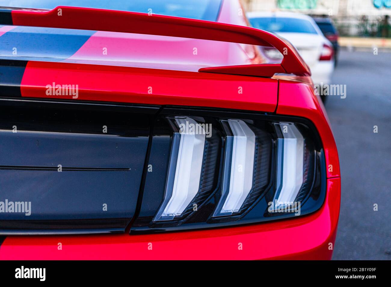 Detalles del coche moderno Ford Mustang GT. Luces traseras de coches  moderna tecnología de lujo y detalles de automóviles. Bucarest, Rumania,  2020 Fotografía de stock - Alamy