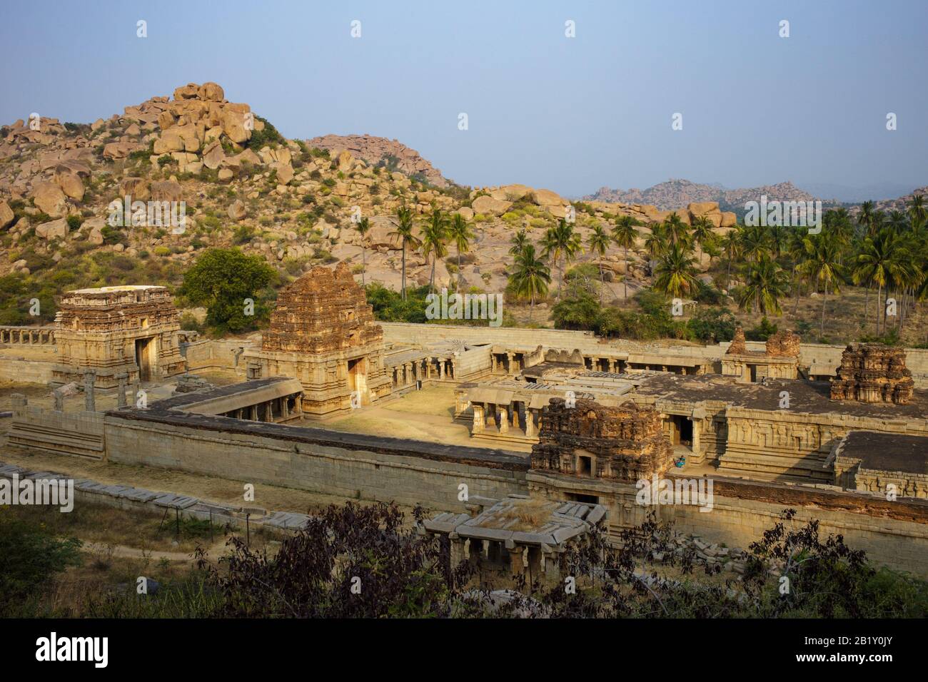 Vista del complejo del templo Achyutaraya desde la colina de Matanga. Hermosa vista de las impresionantes ruinas de Hampi. Karnataka, India Foto de stock