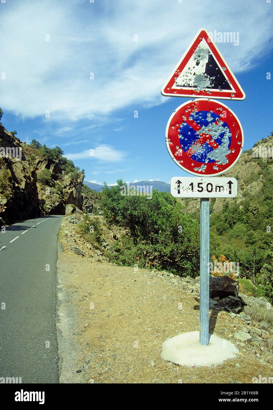Dispara a través de señales de tráfico, vandalismo, símbolo de la libertad, separatismo, Córcega, Francia Foto de stock