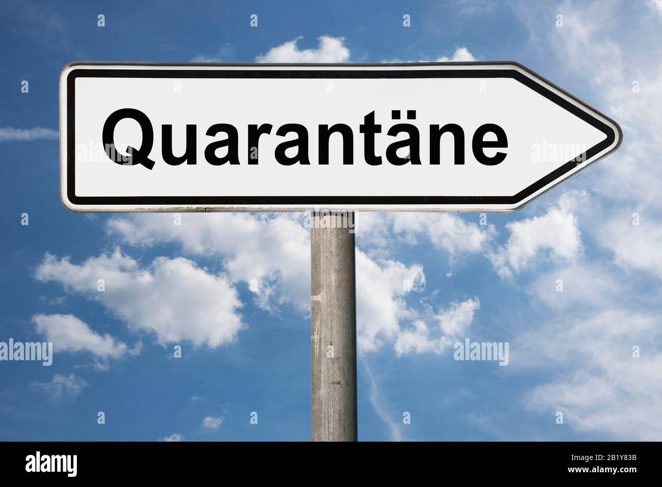 Detailansicht eines Wegweisers mit der Beschriftung Quarantäne | Foto detallada de un cartel con la inscripción Quarantäne (cuarentena) Foto de stock