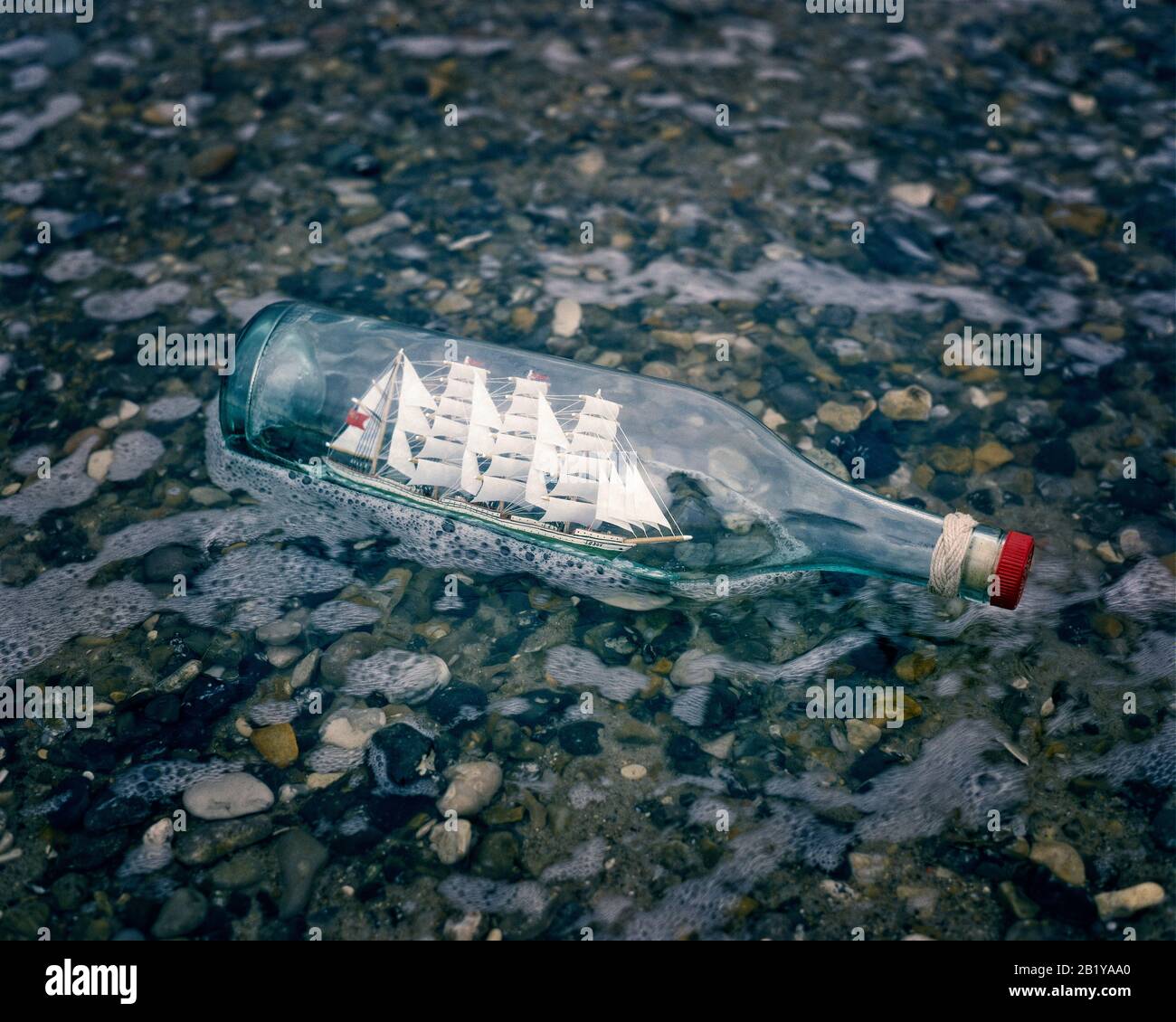 Modelo del velero ruso Sedov en botella de brandy. Foto de stock