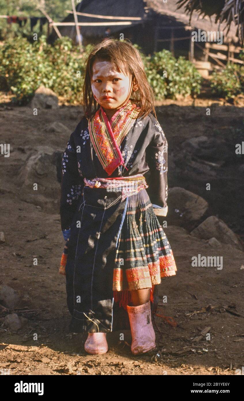 Niña de Hmong / Miao Tribe en el norte de Myanmar con botas rosa wellington y vestido tradicional. Foto de stock