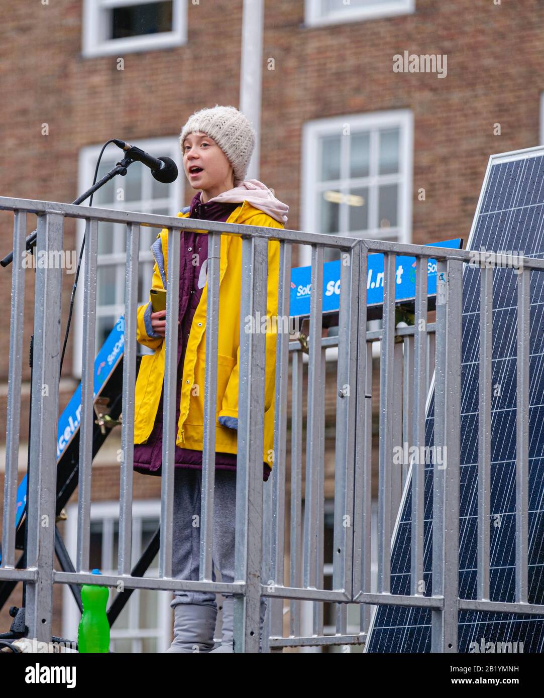 Greta Thunberg hablando en la demostración climática de la huelga juvenil de Bristol 4 en College Green, Bristol - el 28 de febrero de 2020 Foto de stock