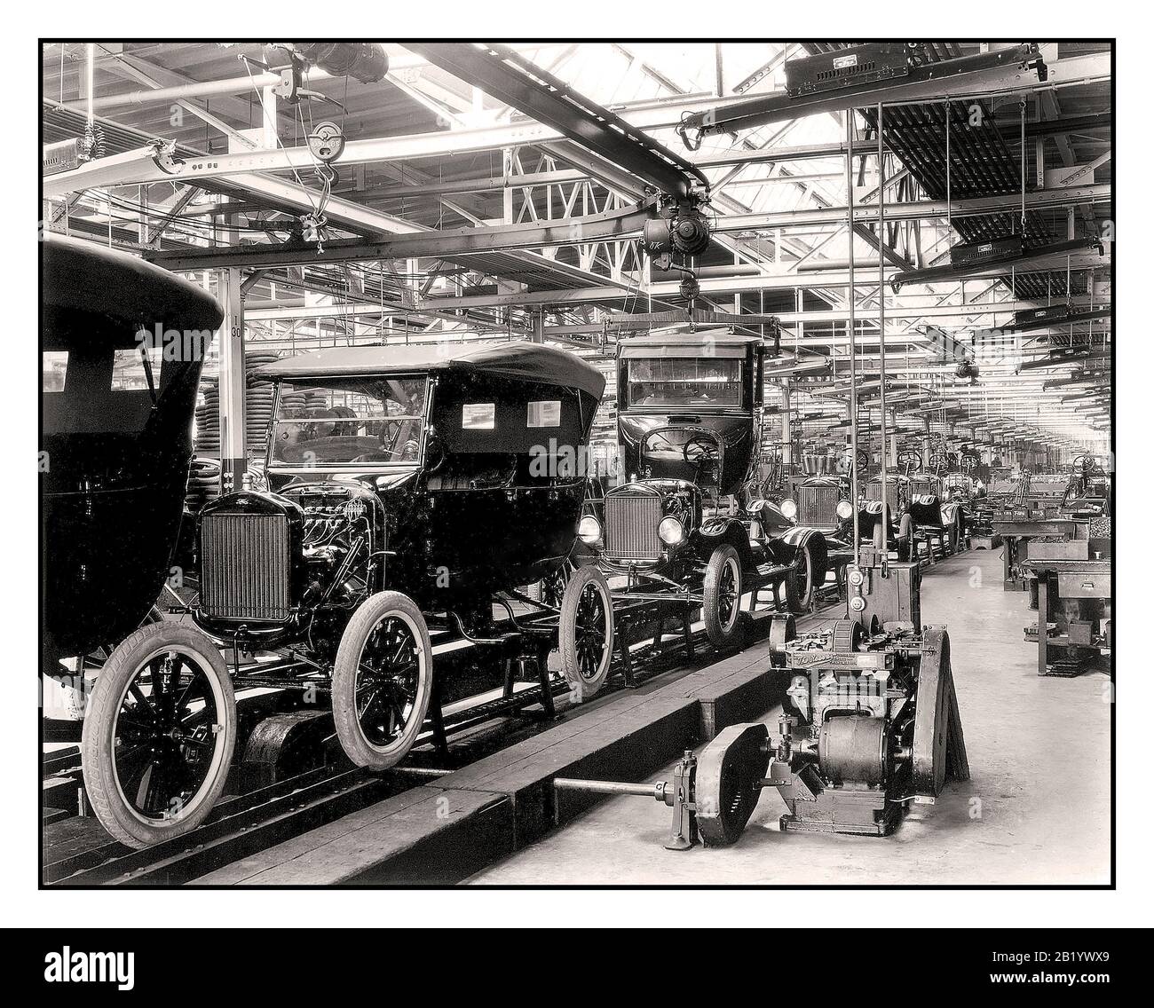 Archivo línea de montaje de automóviles modelo T de Ford Company 1900 La creación de la línea de montaje móvil por Henry Ford en su planta de Highland Park, introducida el 1 de diciembre de 1913, revolucionó la industria del automóvil y el concepto de fabricación en todo el mundo. La producción total del Modelo T aumentó dramáticamente. El tiempo de producción de un solo vehículo ha disminuido de más de 12 horas a sólo 93 minutos debido a la introducción de la línea de montaje. La tasa de producción de Ford en 1914, de 308,162, eclipsó el número de automóviles producidos por todos los demás fabricantes de automóviles combinados. Detroit, Michigan, EE.UU Foto de stock