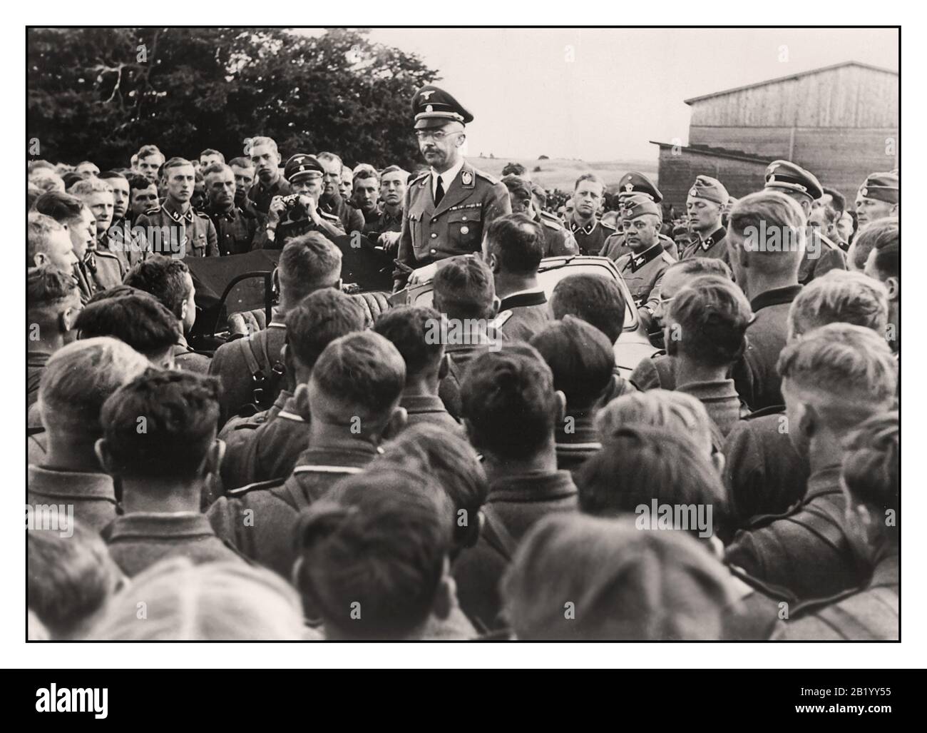 Noticias Nazi vintage Propaganda imagen del Reichsführer de las SS Heinrich Himmler dirigiéndose a un grupo de soldados en un regimiento de caballería de las Waffen SS en los territorios orientales de Polonia. II Guerra Mundial WW2 1940's. Foto de stock
