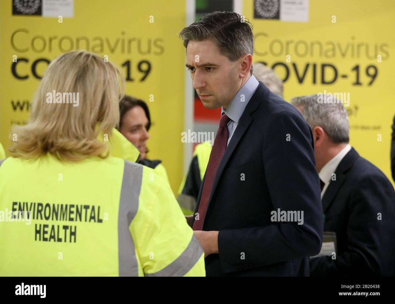El Ministro de Salud Simon Harris se reúne con el personal de HSE que está activando la campaña de concienciación pública para COVID-19 (Coronavirus) en la sala de equipajes de la Terminal 2 del aeropuerto de Dublín. Foto de stock