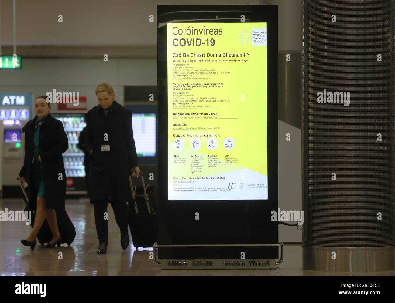 Un cartel que forma parte de la campaña de sensibilización del público para COVID-19 (Coronavirus) en la sala de equipajes de la Terminal 2 del aeropuerto de Dublín. Foto de stock
