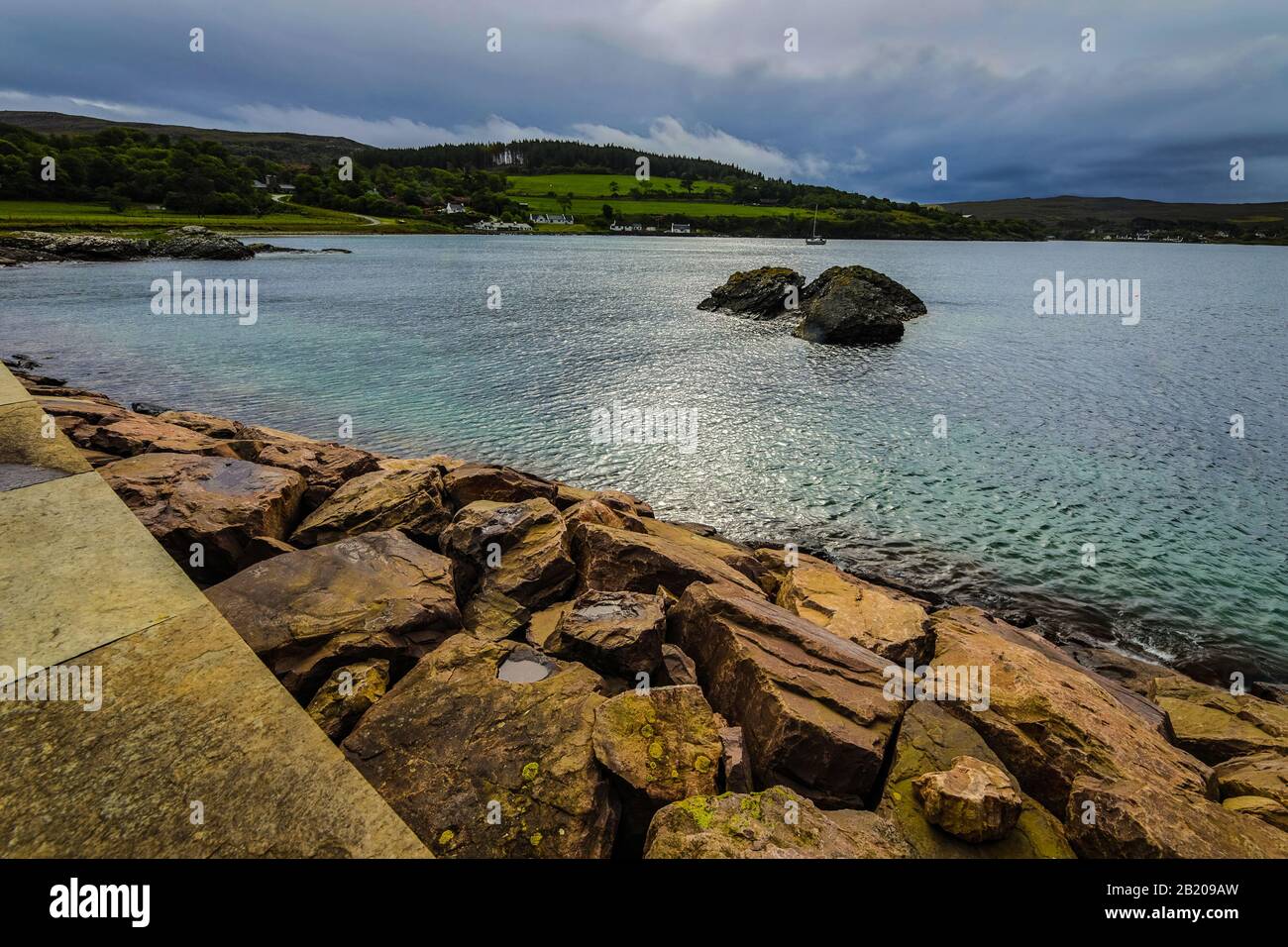 Olas rompiendo en acantilados costeros de Escocia. Foto de stock