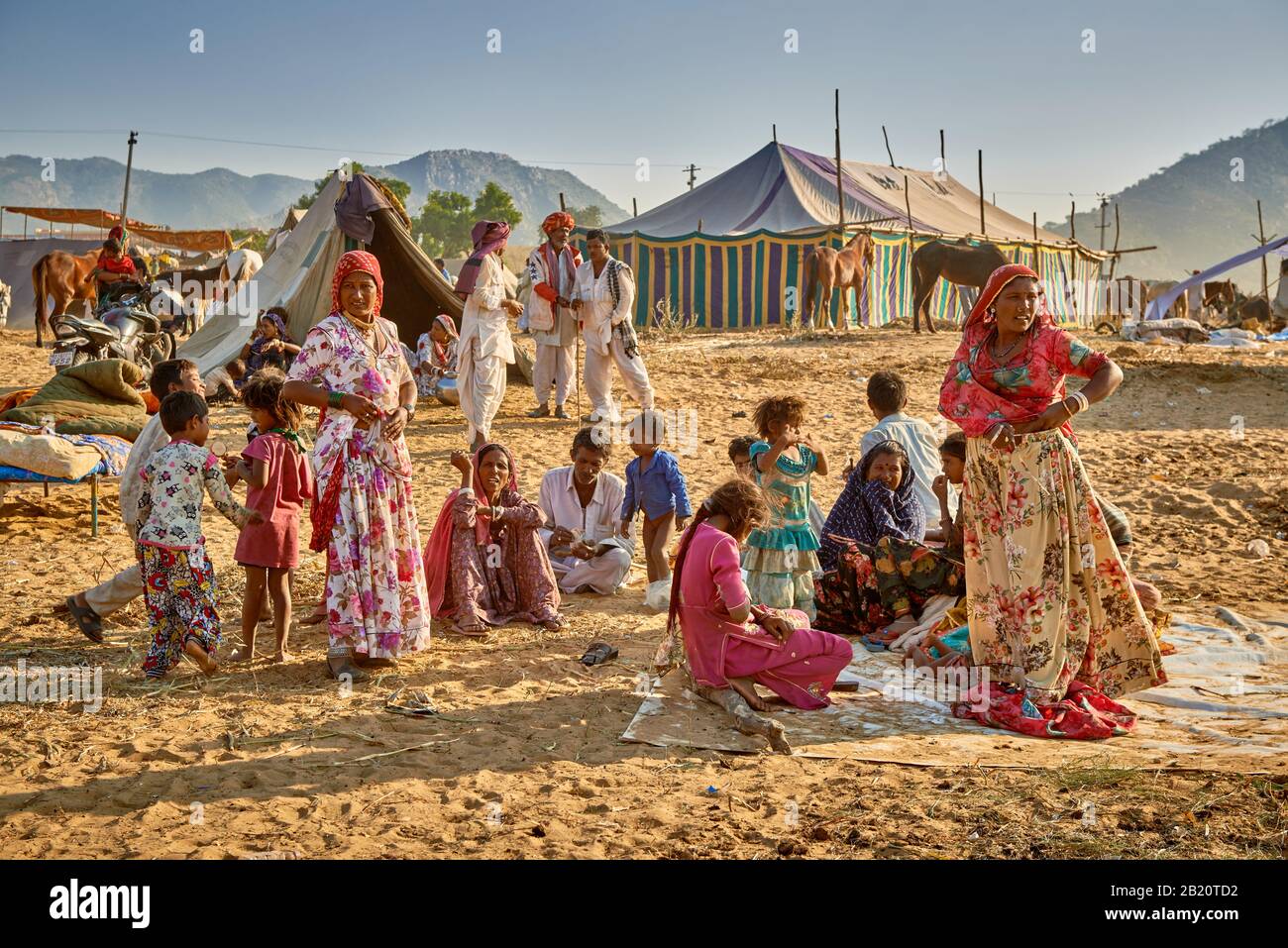 Gente en camello y feria de ganado, Puskar Mela, Pushkar, Rajasthan, India Foto de stock