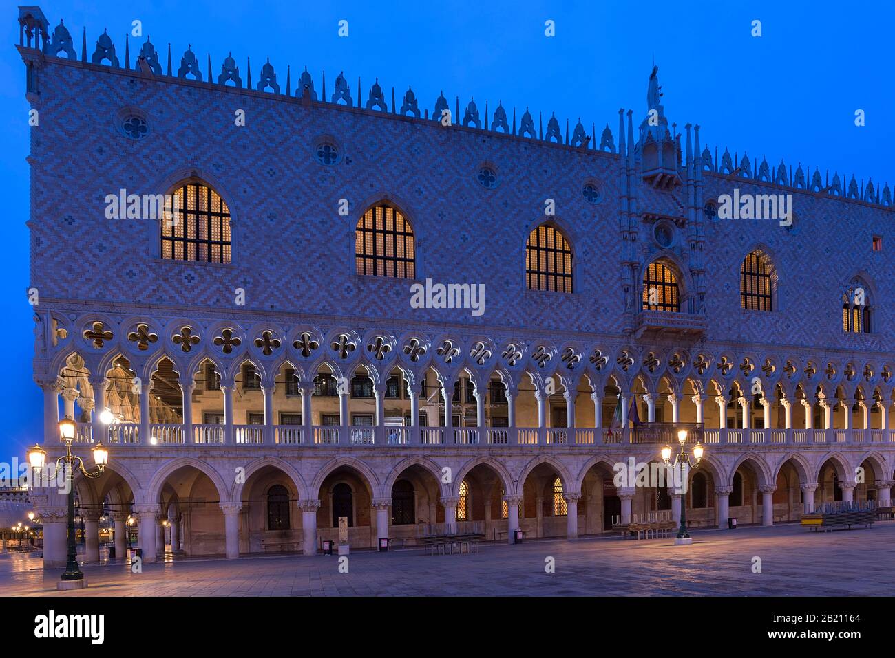 Palacio Ducal iluminado por la noche, Piazza San Marco, Venecia, Veneto, Italia Foto de stock