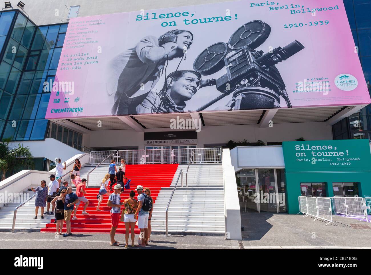 Cannes, Francia - 14 de agosto de 2018: Los turistas están cerca del Palais des Festivals et des Congres, es un centro de convenciones, el lugar de celebración del cine de Cannes Foto de stock