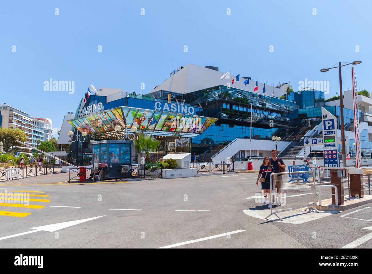 Cannes, Francia - 14 de agosto de 2018: Los turistas caminan cerca del Palais des Festivals et des Congres en Cannes Foto de stock