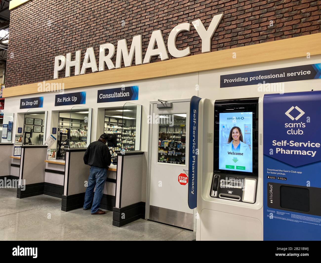 Orlando, FL/USA-2/11/20:el quiosco de farmacia MedAvail Self Service en el  departamento de Farmacia esperando a que los clientes recojan sus recetas  en un Fotografía de stock - Alamy