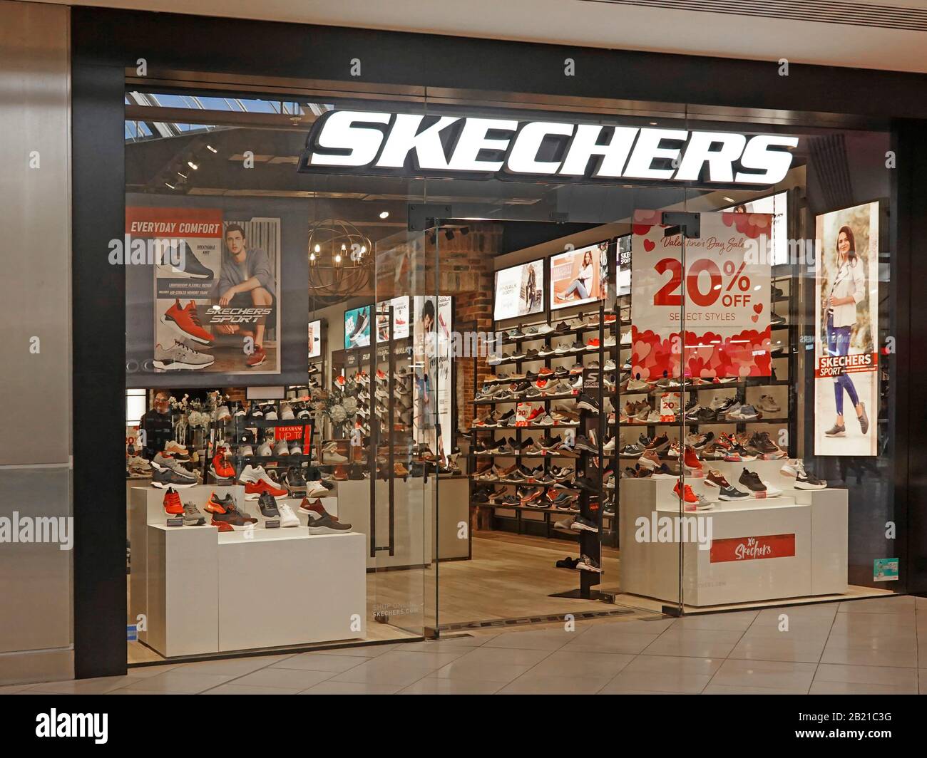 SKECHERS Tienda de zapatos con sede en Estados Unidos frente de la tienda y  el signo de Marca de calzado dentro de Intu centro comercial junto al lago  West Thurrock Essex Inglaterra