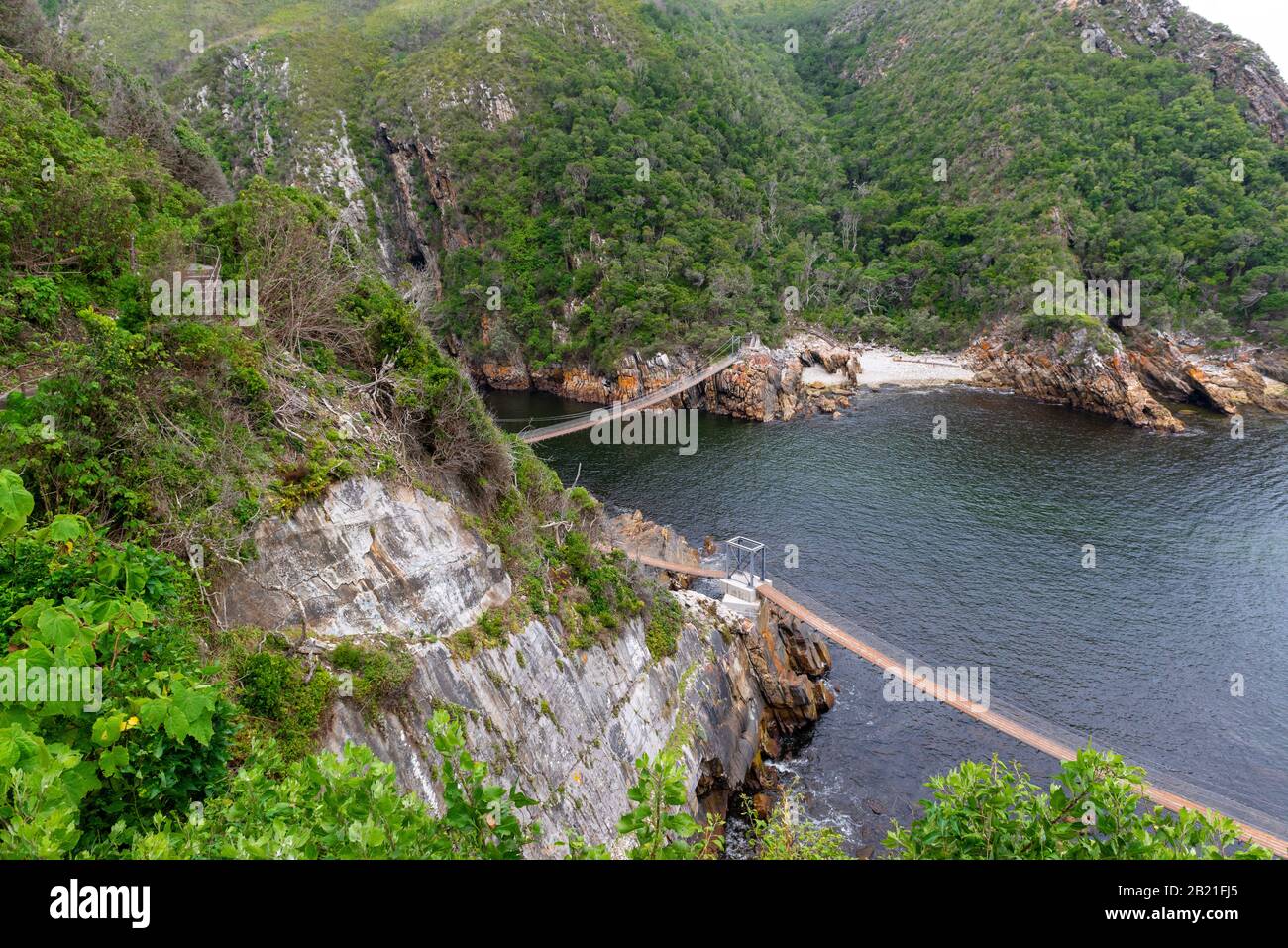 Puentes Colgantes En La Desembocadura Del Río Storms, Parque Nacional Tsitsikamma, Ruta Jardín, Cerca De Port Elizabeth, Sudáfrica Foto de stock