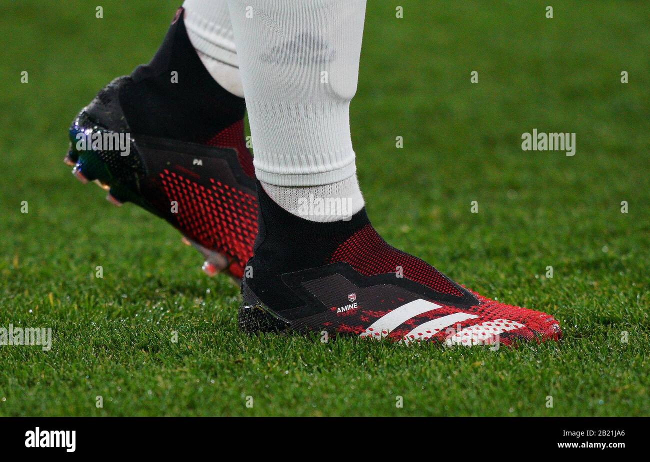 Londres, Reino Unido. 27 de febrero de 2020. Las botas de fútbol Adidas del Mesut  Ozil del Arsenal exhibiendo AMINA durante el partido de la Liga Europea de  la UEFA de 2.a