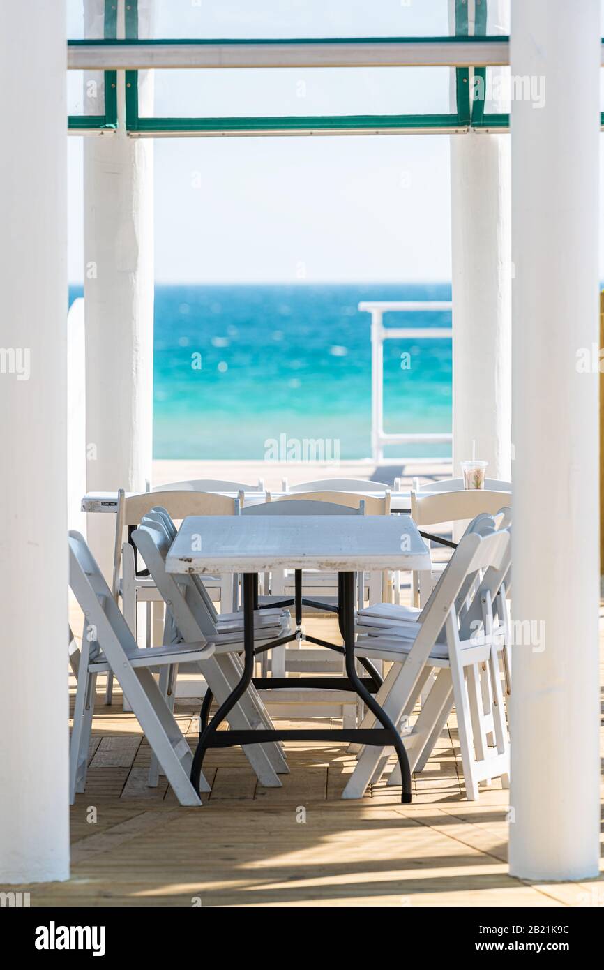 Pabellón de madera blanca junto al mar con cenador de agua en la vista de la arquitectura de Florida durante un día soleado a pasos de la playa Foto de stock