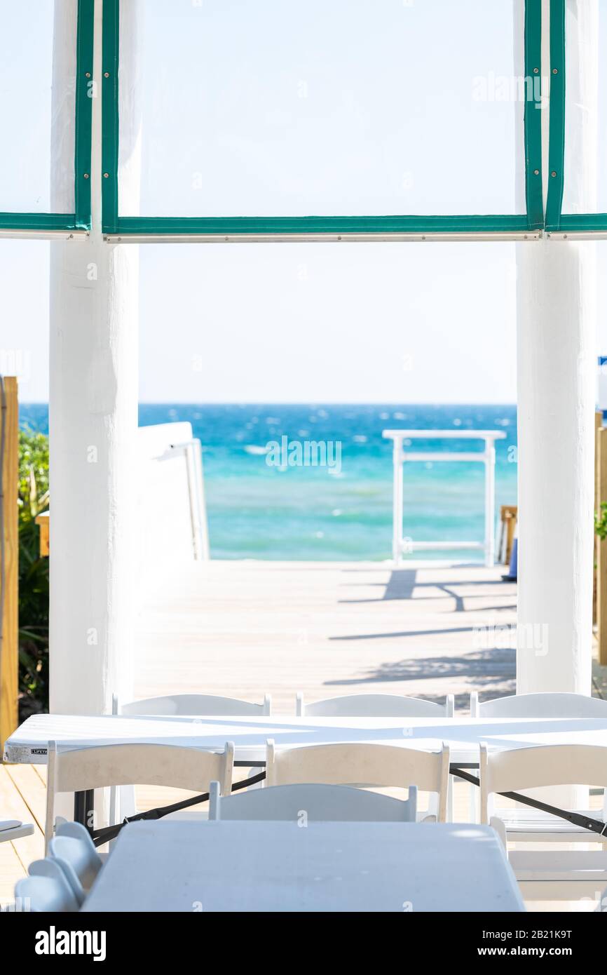 Paseo marítimo entarimado de madera blanca junto al mar y pabellón junto al océano con mirador acuático en Florida vista arquitectónica durante el día soleado pasos a la playa Foto de stock