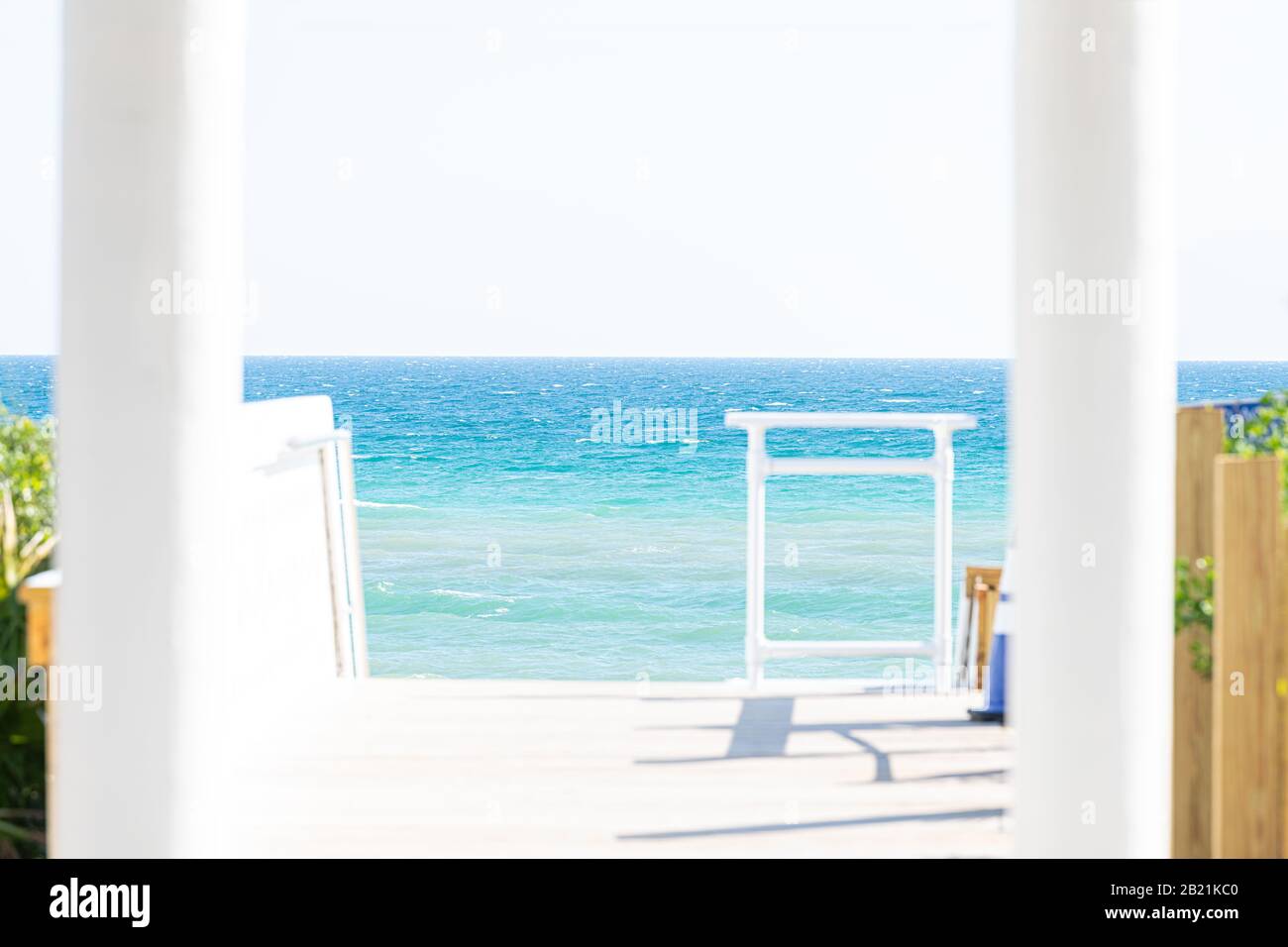 Paseo marítimo de columnas blancas junto al mar y pabellón junto al océano con mirador de agua en Florida vista arquitectónica durante el soleado día a pasos de la playa Foto de stock