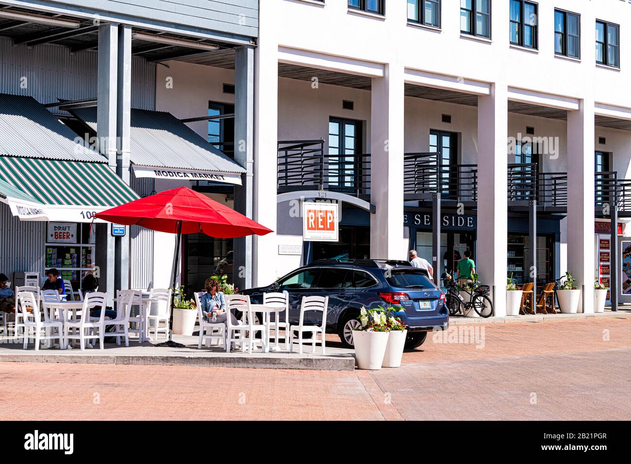 Seaside, EE.UU. - 25 de abril de 2018: Centro comercial al aire libre y la calle de restaurantes en la ciudad pueblo por la playa durante el día soleado en Florida panhandle Foto de stock