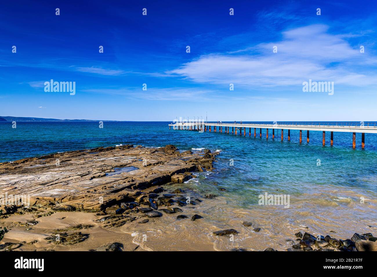 La costa de Lorne y su largo muelle de madera. Great Ocean Road, Victoria, Australia. Foto de stock