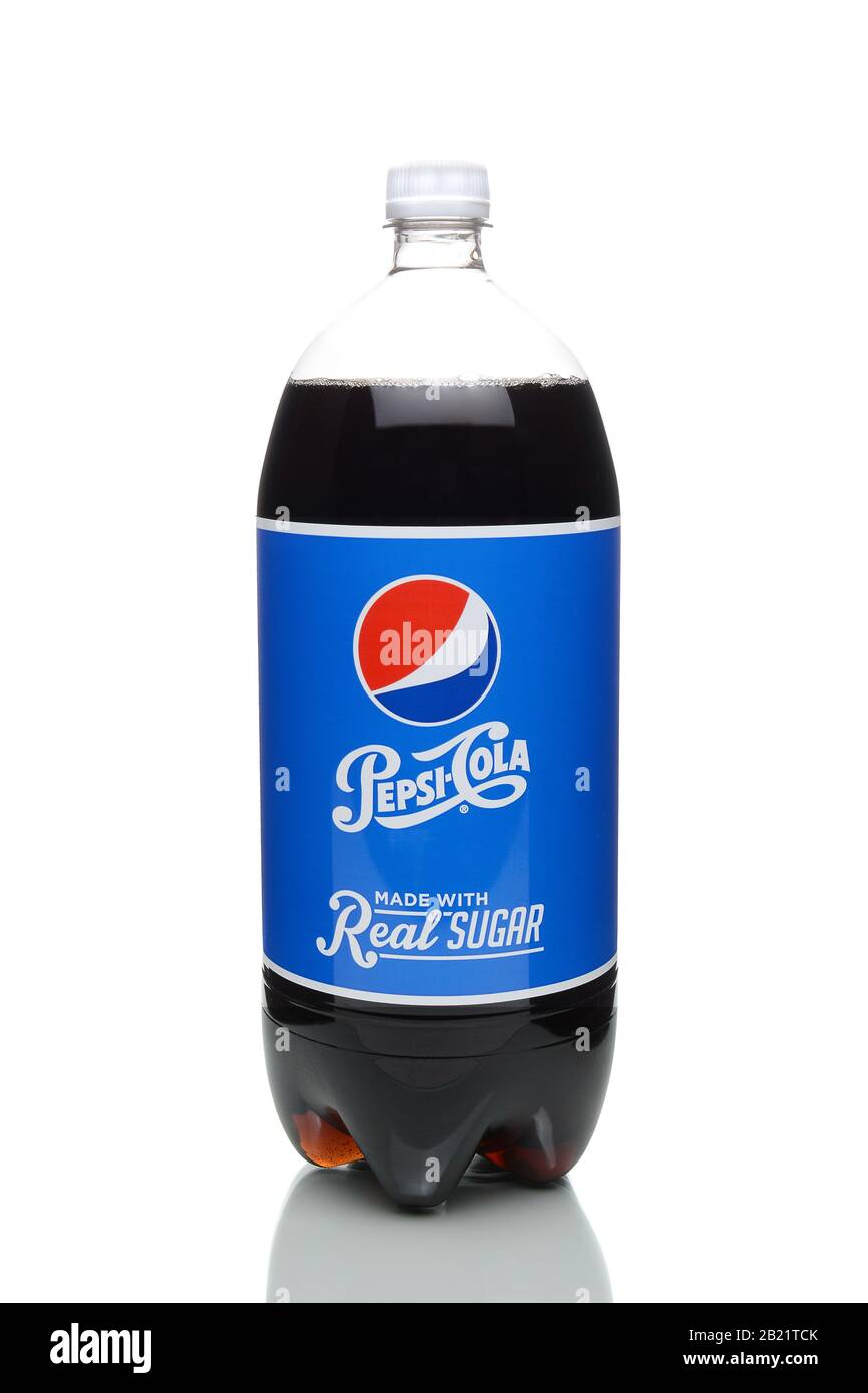 Irvine, CA - 4 DE ENERO de 2018: Pepsi-Cola azúcar Real botella de 2 litros.  Pepsi es uno de los principales productores de refrescos y refrescos en los  Estados Unidos Fotografía de stock - Alamy