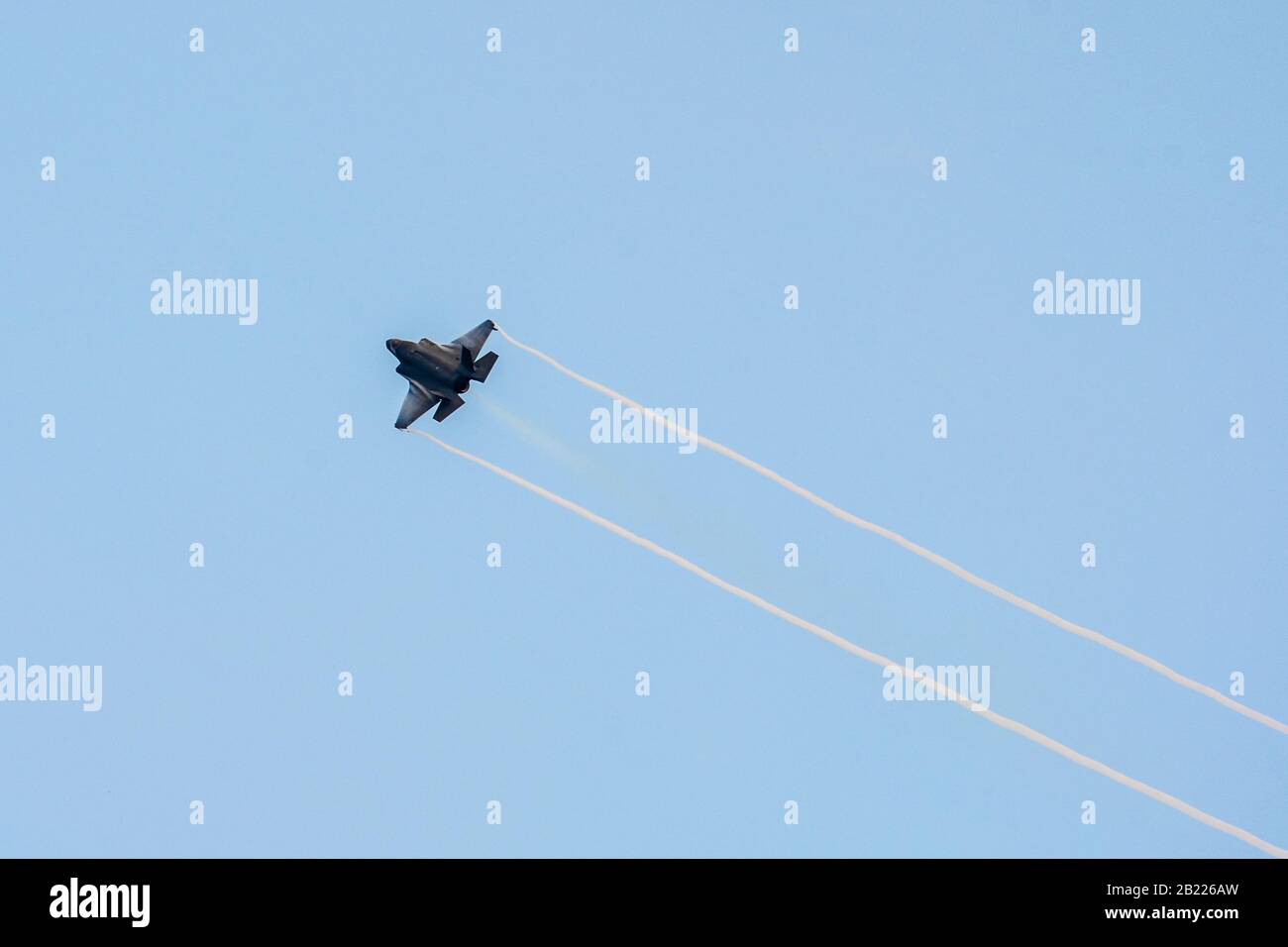 Un F-35B Lightning II de EE.UU. Asignado al Escuadrón De Ataque de combate de los Marines (VMFA) 121, de la Estación Aérea del cuerpo de Infantería de Marina Iwakuni, vuela por encima durante un ensayo de asalto anfibio en Hat Yao Beach, Sattahip, Chon Buri, Reino de Tailandia, el 27 de febrero de 2020 durante El Ejercicio Cobra Gold. El ejercicio Cobra Gold 20, en su 39ª iteración, está diseñado para promover la seguridad regional y asegurar respuestas efectivas a las crisis regionales, reuniendo a fuerzas multinacionales para abordar metas compartidas y compromisos de seguridad en la región de Indo-Asia-Pacífico.(EE.UU Foto del ejército por Sgt. Nicolas Cholula) Foto de stock