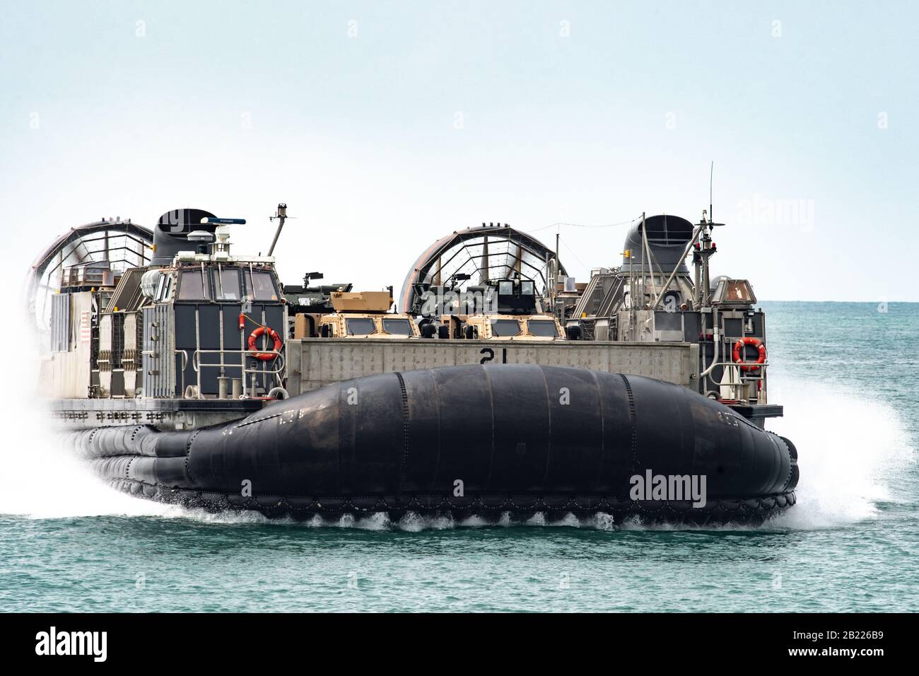 Los Marineros de la Marina de EE.UU. A bordo de Landing Craft, Air Cushion 21 completan un traslado de barco a tierra de dos vehículos tácticos ligeros y dos vehículos blindados ligeros 25 durante un ensayo de asalto anfibio en Hat Yao Beach, Sattahip, Chon Buri, Reino de Tailandia, 27 de febrero de 2020. El ejercicio Cobra Gold 20, en su 39ª iteración, está diseñado para promover la seguridad regional y asegurar respuestas efectivas a las crisis regionales, reuniendo a fuerzas multinacionales para abordar metas compartidas y compromisos de seguridad en la región de Indo-Asia-Pacífico.(EE.UU Foto del ejército por Sgt. Nicolas Cholula) Foto de stock