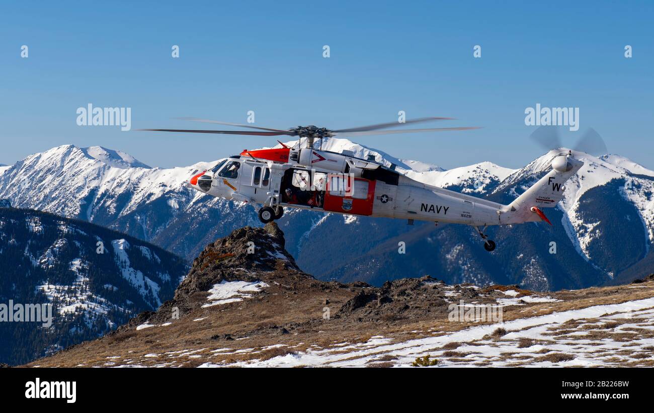 200219-N-HC646-0712 MONTAÑAS OLÍMPICAS (FEB 19, 2019) Un helicóptero MH-60S  sea Hawk desde la base Aérea Naval (NAS) Whidbey Island se prepara para  aterrizar durante una misión de entrenamiento de Búsqueda y Rescate
