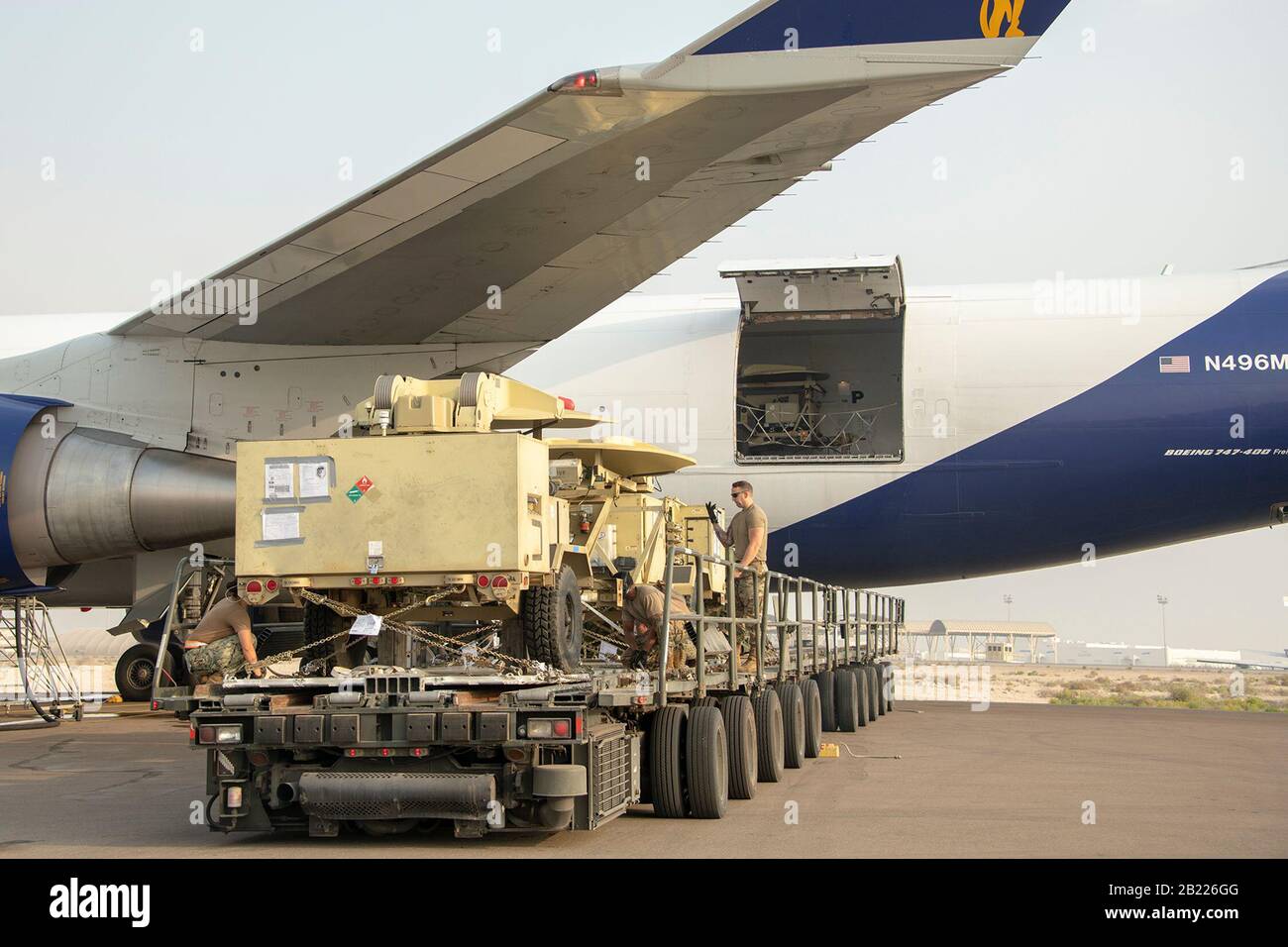 Los aviadores con el 380º Escuadrón de preparación para Logística Expedicionaria trabajan en conjunto con los miembros de LRS de la Marina y Marines para descargar carga de una aerolínea comercial de EE.UU. A la línea aérea de al Dhafra Air base, Emiratos Árabes Unidos, 22 de febrero de 2020 en apoyo de Native Fury. Los miembros del LRS dirigieron la recepción, descarga y procesamiento de toda la carga y el personal, y están programado para mover cerca de 200 toneladas de carga y 3,000 personal durante el ejercicio. La Furia nativa es un ejercicio para probar la capacidad de la Marine Corp de desplegar rápidamente fuerzas en caso de crisis, y está diseñada para trai Foto de stock