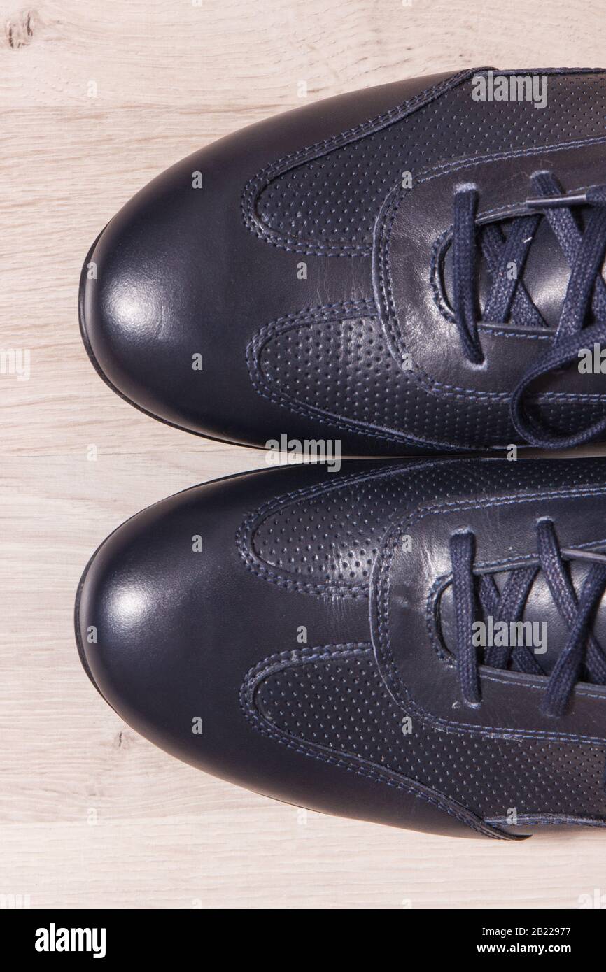 Zapatos cómodos y sport de piel azul marino sobre tabla blanca, concepto de  calzado masculino Fotografía de stock - Alamy