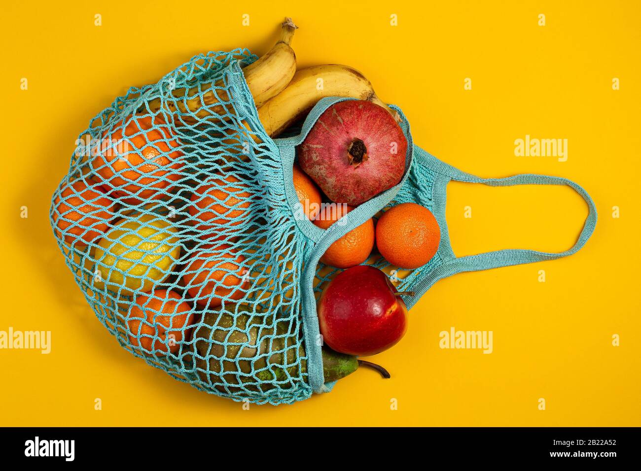 Concepto sin residuos de plástico. Fruta fresca en una bolsa de malla, vista superior con copyspace. Bolsa de compras de malla con frutas. Estilo de vida sostenible Foto de stock