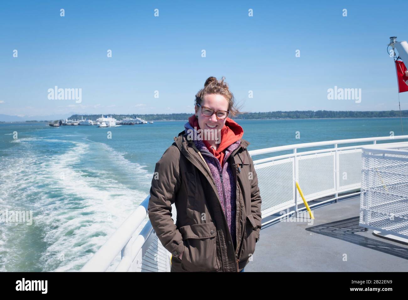 Sonriente joven mujer en el ferry de Vancouver a Swartz Bay, Vancouver Island British Columbia Canadá. Foto de stock