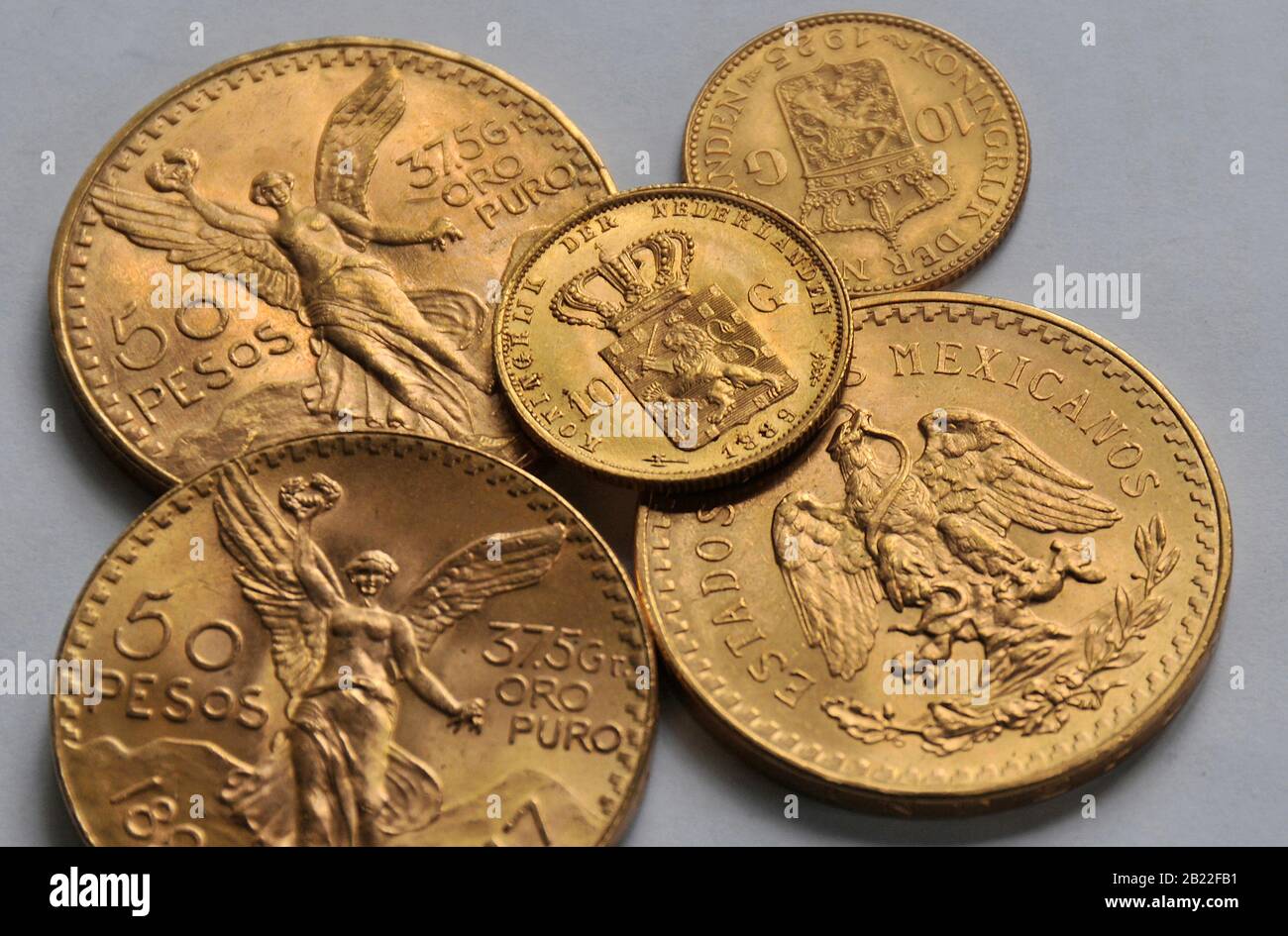 monedas de oro, 50 pesos mexicanos y 10 florines Fotografía de stock - Alamy