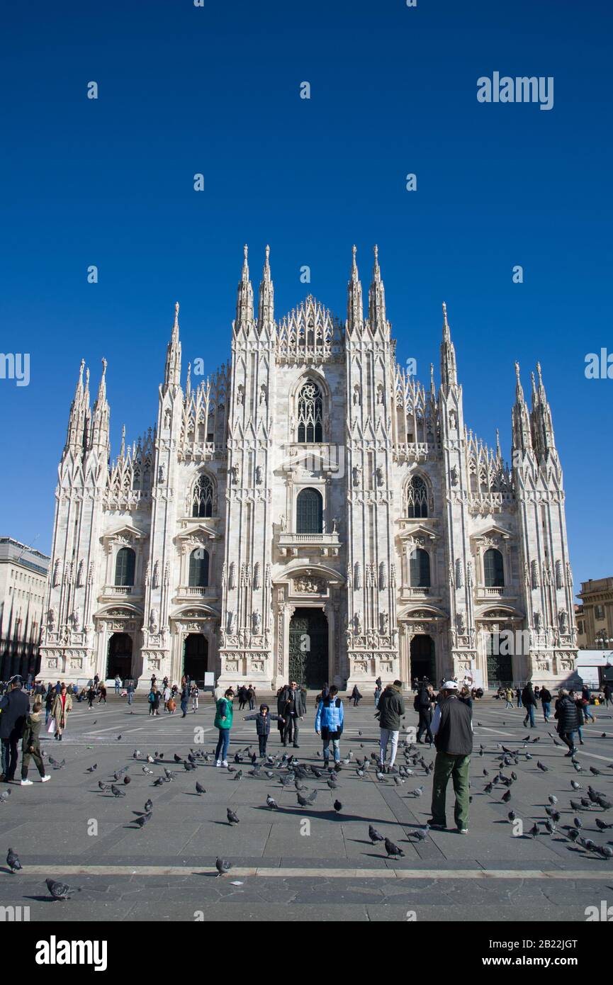 Milán Italia, 28 de febrero de 2020 : Plaza del Duomo sin turistas durante la infección por el virus de la Corona Foto de stock