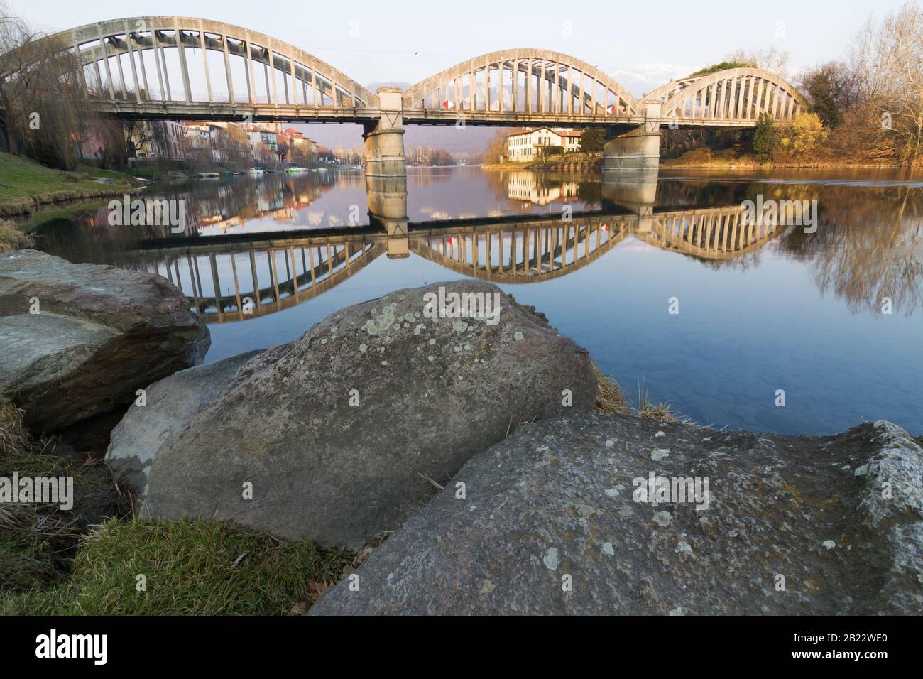 El puente sobre el río Adda Brivio provincia de Como Italia Foto de stock