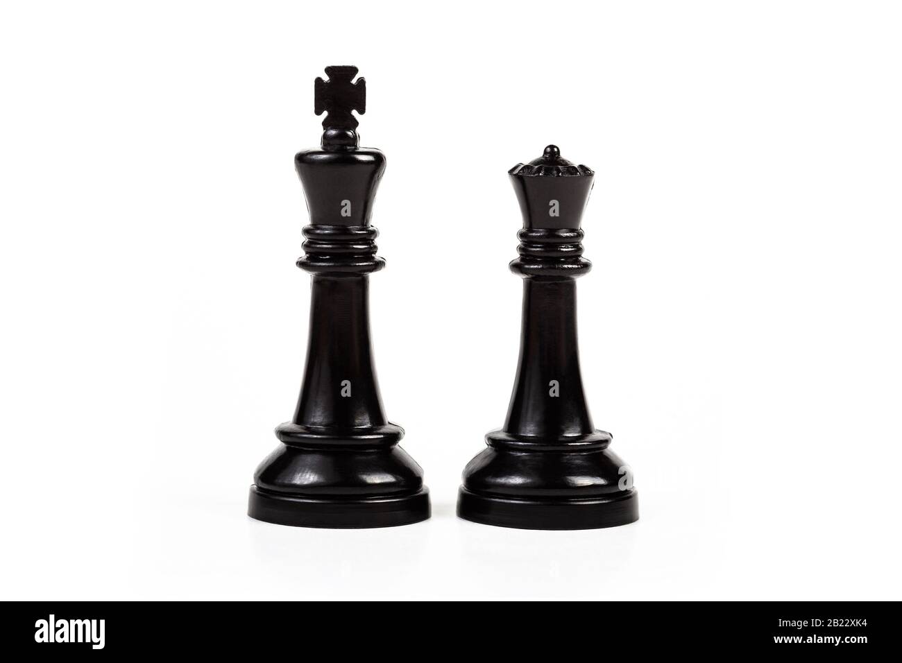 Rey y reina, dos simples figuras de ajedrez aisladas sobre blanco, cortado. Pareja real, concepto abstracto de la realeza, par de piezas de juego, símbolo de ajedrez, poder Foto de stock