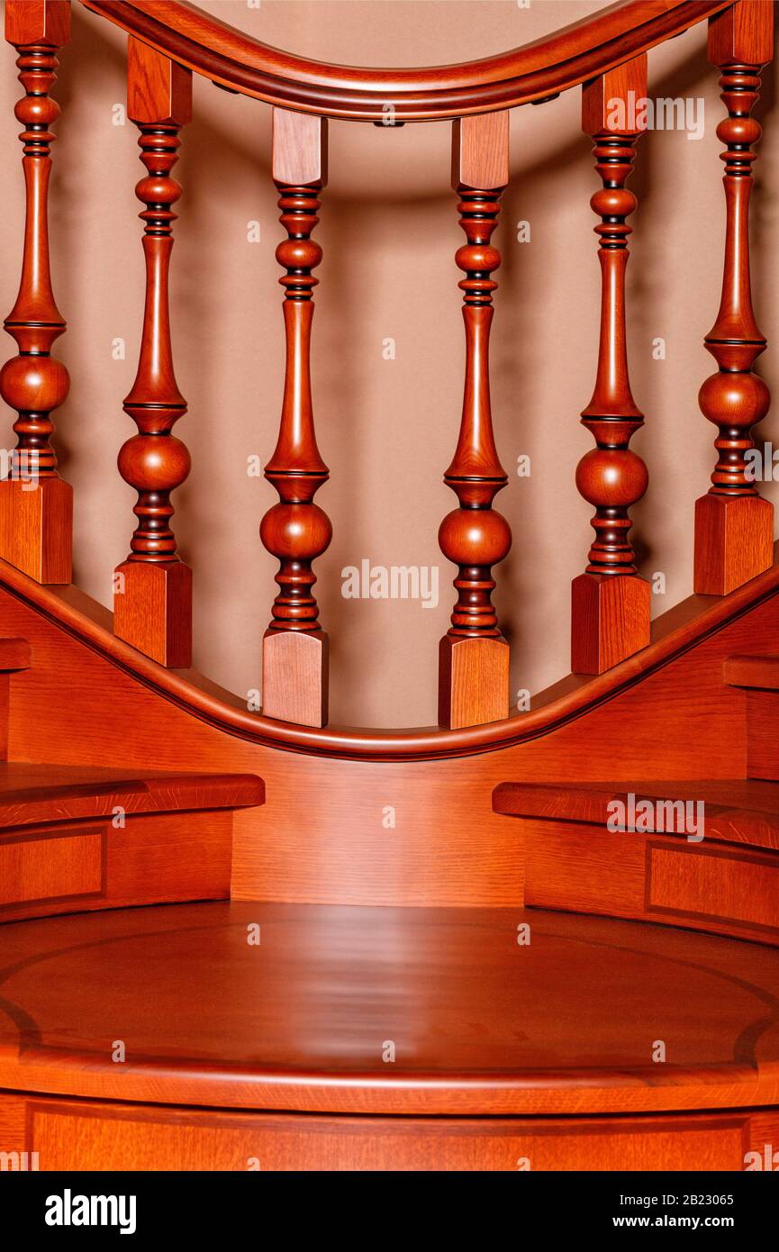 Fragmento hermoso de una escalera de madera con balaustres tallados  figurados y barandillas y caoba tintada Fotografía de stock - Alamy